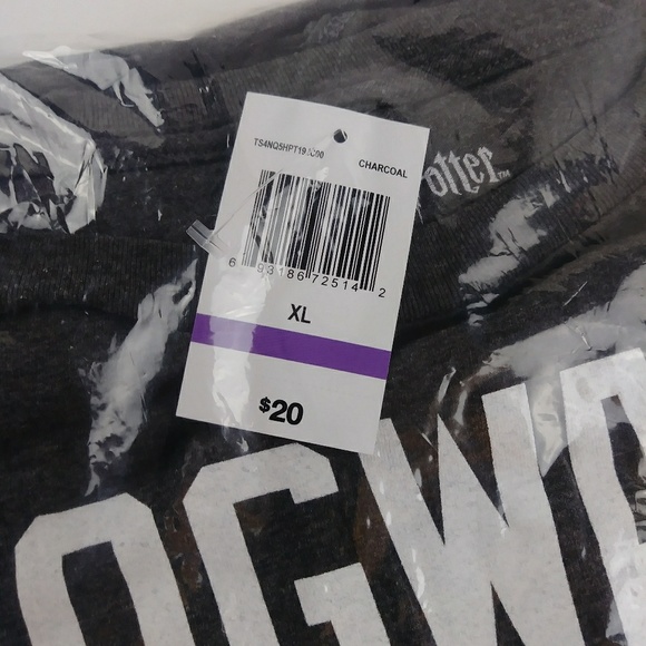 Harry Potter Hogwarts Crest Gray S/S T-Shirt - Picture 7 of 8